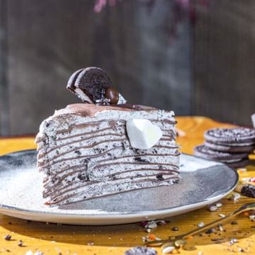Part de mille crêpes Oreo sur une assiette