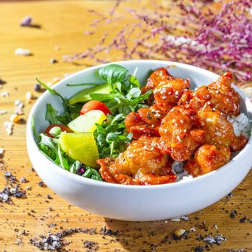 Kkanpunggi bowl: poulet croustillant en sauce, riz et salade