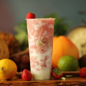 Smoothie pêche, litchi et fraise dans un gobelet au logo 栖息