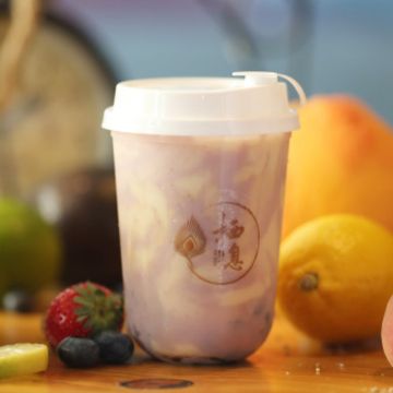 Thé au lait au taro dans un gobelet au logo 栖息