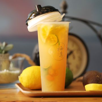 Thé aux fruits frais citron kumquat dans un gobelet au logo 栖息