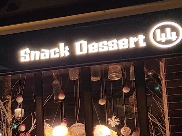 Détail de la façade: l’enseigne lumineuse « Snack Dessert » et le numéro 44
