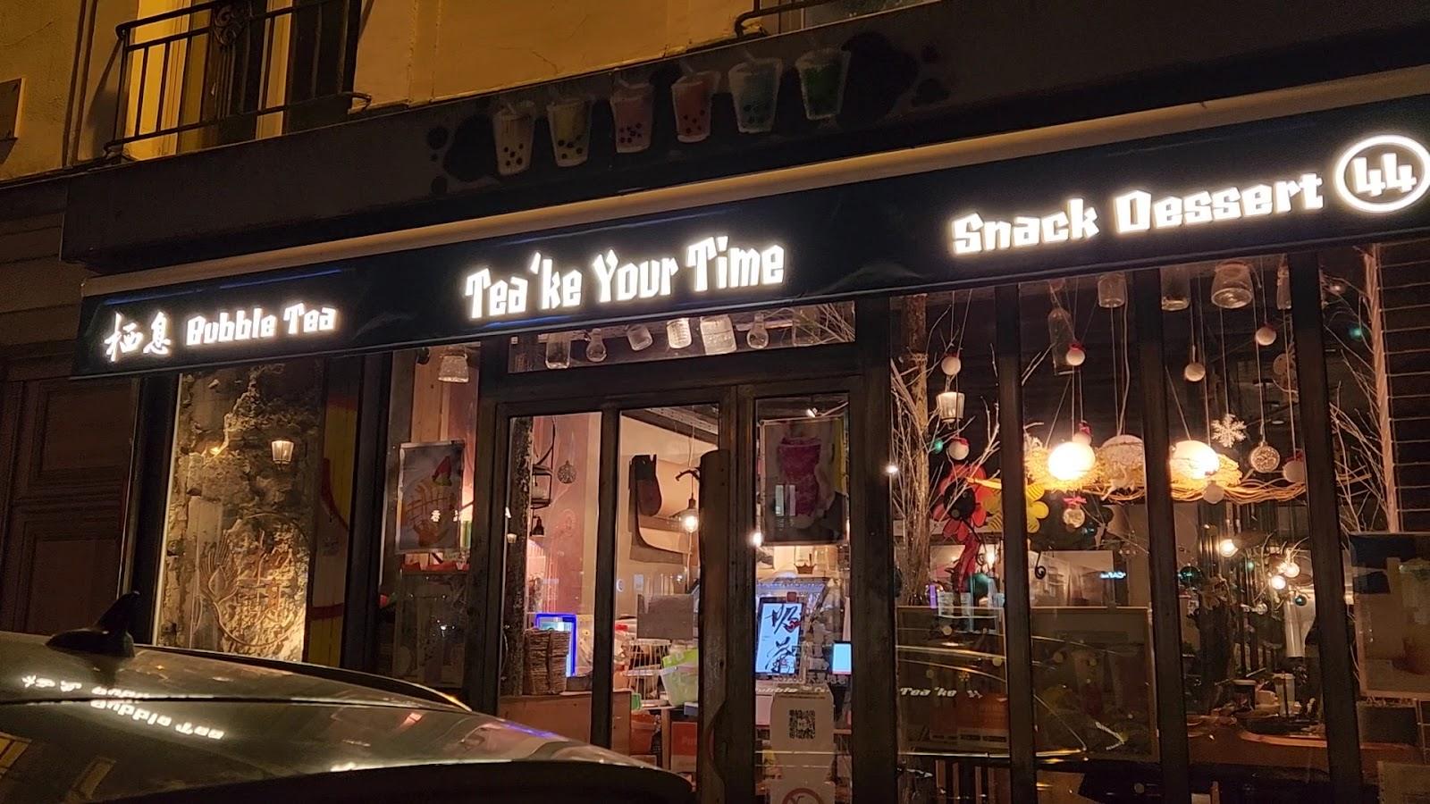 La façade de Tea’ke your time de nuit, au 44 rue René Boulanger: enseignes lumineuses « 栖息 Bubble Tea », « Tea’ke Your Time » et « Snack Dessert 44 »